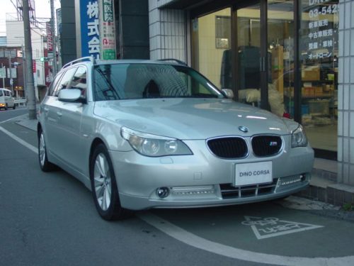 04_BMW525T_HL_01